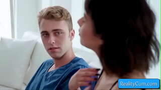 Паглядзіце, як гэтая мілка брунэтка-падлетак смокча велізарны член і глыбока кранае пальцамі сваю піздзіць