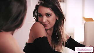 Busty domináns a főnök beszélni akar vele szoros barna alkalmazottak hegyes cicik, ha meg akarja tartani az állását.Ő határozza meg a térden neki nyalás punci