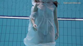 Çıplak babes sualtı dünyası