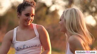 Lesbické dátumy rovné blond potom ráfiky a olizuje jej kundička