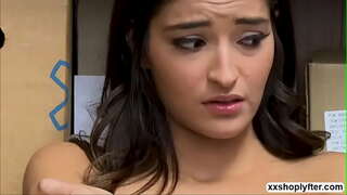 Horny Swyddog yn olaf yn cael cyfle i fuck Emily Willis mewn cŵn