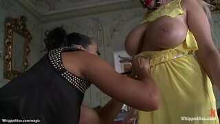 Barna kis domina Sandra Romain ostorok, hatalmas mellek, magas, szőke cseh leszbikus rabszolga Angyal Wicky akkor anális baszik rá bondage kötél a heveder a kakas