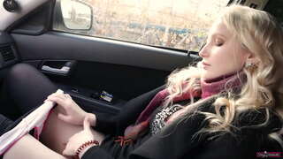 Studentica glasno viče, kada ejakulira nakon masturbacije svog maca.