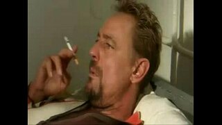 Oude kerel neukt jong schoolmeisje