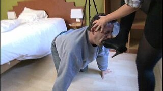 Amante fazendo seu macho escravos lamber seus sapatos de salto alto