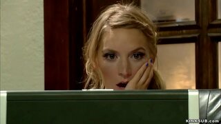 Шаргал өсвөр Мона Уэльс олж порно кино нь түүний stepmom Simone Sonay интернет дээр, дараа нь ташуурдуулж, шулуун гэдсээр fucked түүний боолчлолд орондоо